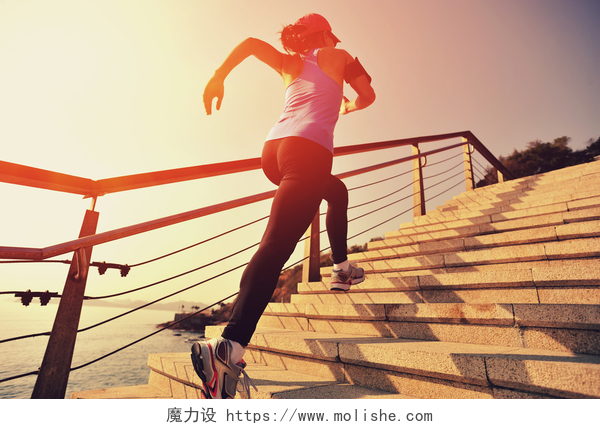 一个年轻有活力的女孩在楼梯上慢跑跑步运动员跑上楼梯